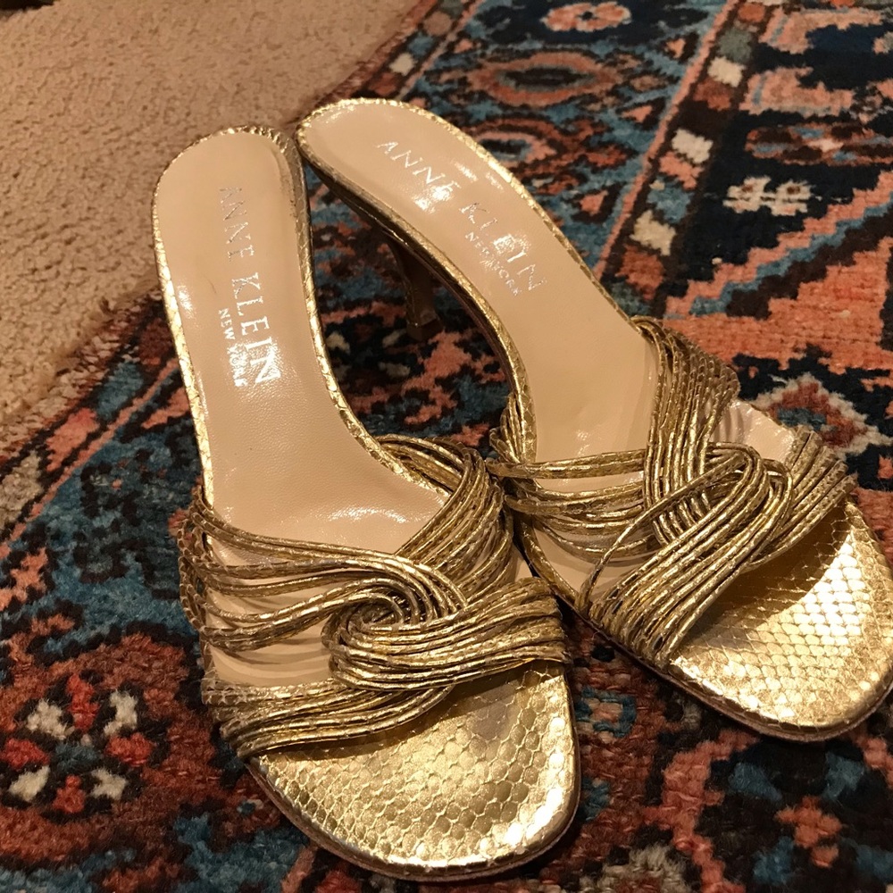ANNE KLEIN GOLD LEATHER SANDALS AND GOLD BAG - Picture 9 of 15